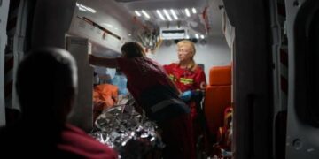 Внаслідок влучання БпЛА спалахнув будинок: троє людей поранені, одна жінка не змогла вибратись з палаючого будинку