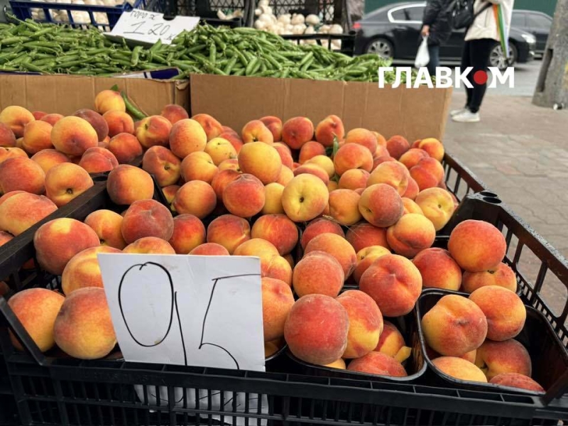 Дешевше за полуницю: огляд цін на ранні персики та абрикоси в Києві