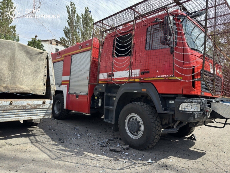У Запоріжжі ворожий дрон атакував будівлю ДСНС: пошкоджено службові авто