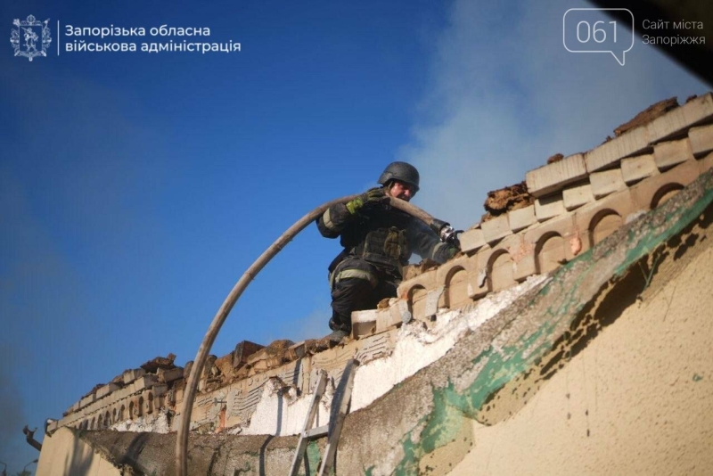Внаслідок влучання БпЛА спалахнув будинок: троє людей поранені, одна жінка не змогла вибратись з палаючого будинку