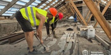 У Запоріжжі готуються провести ремонт дахів 19 будинків, які пошкодило внаслідок атак