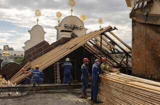 Удар по Лаврі: рятувальники зводять тимчасовий дах над пошкодженою частиною Успенського собору