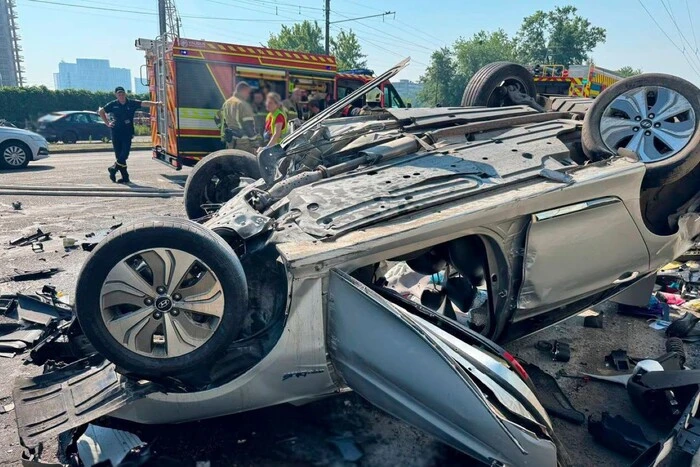 П'ять розтрощених авто та загибла жінка: поліція Києва оприлюднила деталі ДТП на Виговського