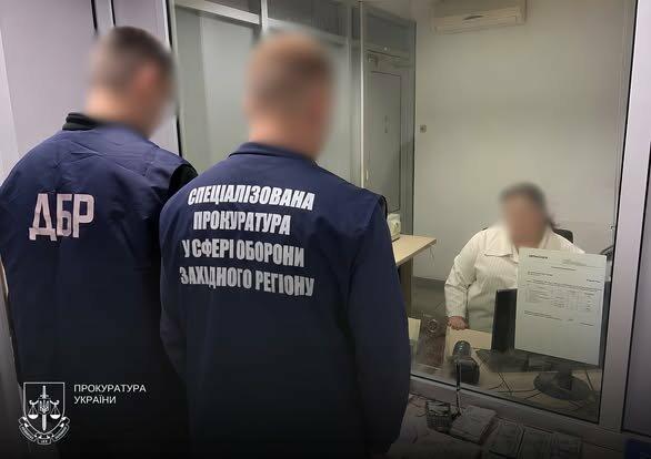 Чинні та колишній військові під підозрою: що відомо про справу з незаконним обігом зброї на Прикарпатті (ФОТО)