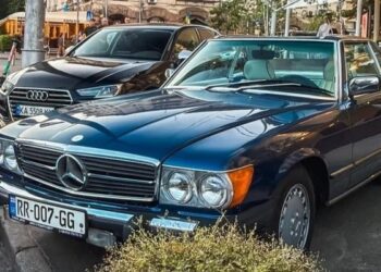 Гість із 80-х: у Києві помітили знаменитий кабріолет Mercedes (ФОТО)