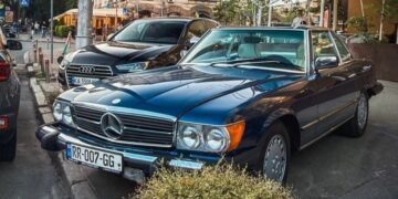 Гість із 80-х: у Києві помітили знаменитий кабріолет Mercedes (ФОТО)