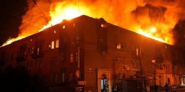 У Запоріжжі через атаку дронів виникли пожежі в будинку та торговельному центрі, є загиблий та поранені