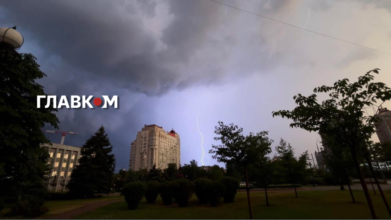 Негода наробила лиха в Києві: фото, відео