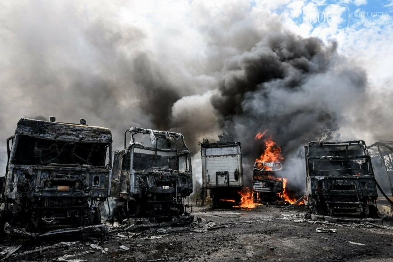 Ворожий дрон перетворив стоянку авто на цвинтар понівечених вогнем важковаговиків, - ФОТОРЕПОРТАЖ