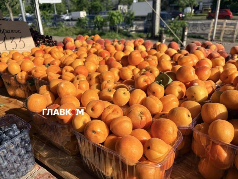 Дешевше за полуницю: огляд цін на ранні персики та абрикоси в Києві