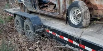 Іржавий і “випатраний”: як виглядає надзвичайно рідкісний Plymouth GTX за 12 500 доларів (ВІДЕО)