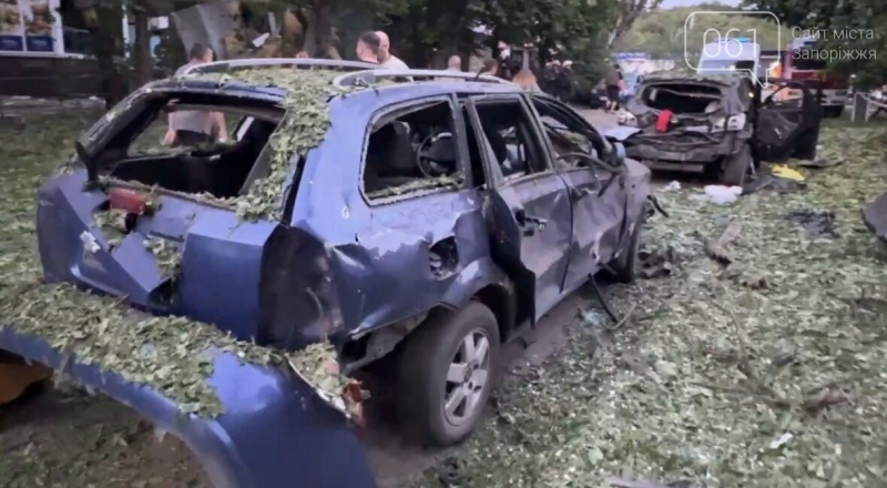 Поранені люди, понівечені авто та пошкоджені магазини: наслідки удару по Шевченківському району Запоріжжя, - ФОТО