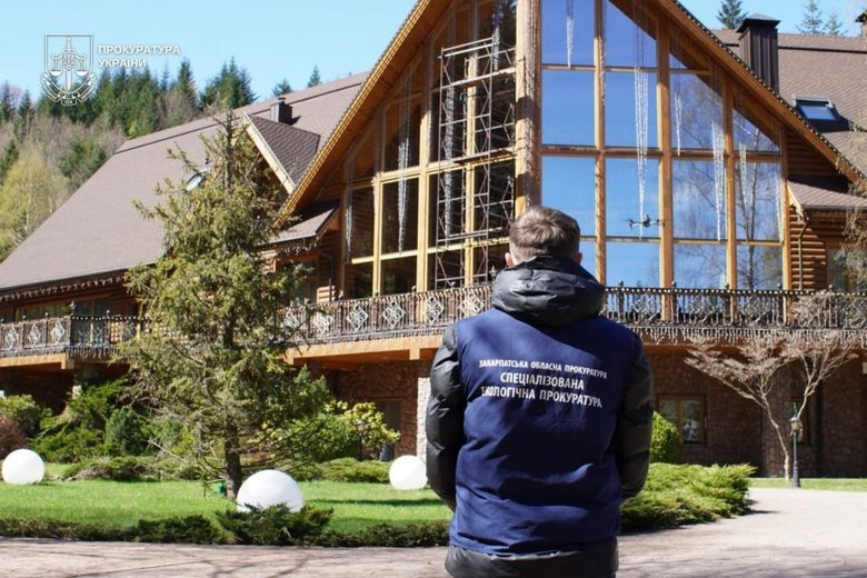 226 гектарів лісу і вертолітний майданчик: на Закарпатті розкрили схему навколо дачі Медведчука
