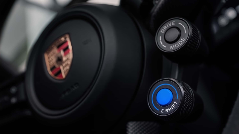 Porsche Taycan 2027: тепер з імітацією «механіки» та запасом ходу 700 км