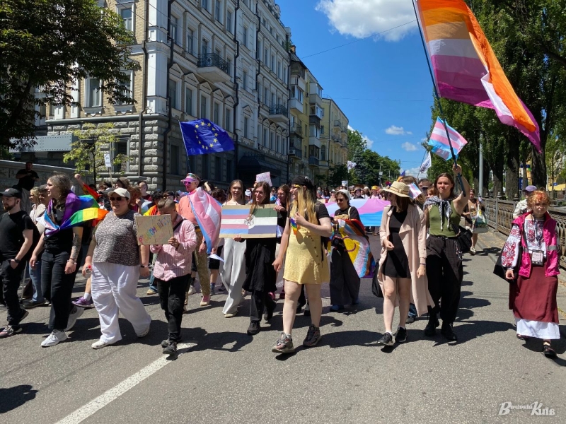 На Майдані люди протестують проти маршу на підтримку ЛГБТ-спільноти