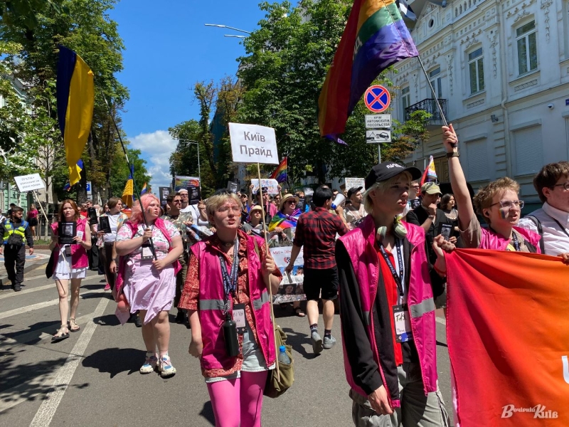 На Майдані люди протестують проти маршу на підтримку ЛГБТ-спільноти
