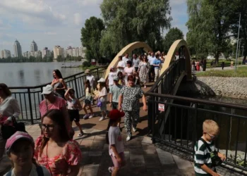 На Оболоні відкрито Вільнюський сквер та новий пішохідний міст (фото)