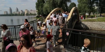 На Оболоні відкрито Вільнюський сквер та новий пішохідний міст (фото)