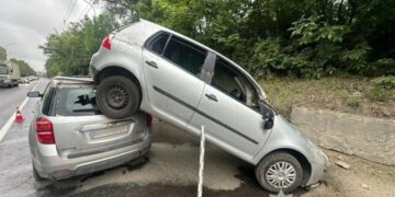 Карколомна ДТП у Тернополі:  Volkswagen після зіткнення опинився на даху іншого автомобіля (ВІДЕО)