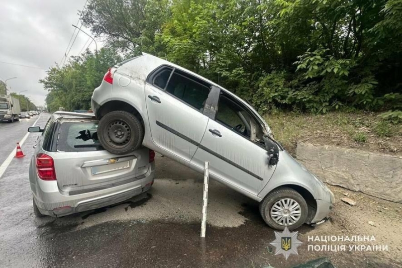 Карколомна ДТП у Тернополі:  Volkswagen після зіткнення опинився на даху іншого автомобіля (ВІДЕО)