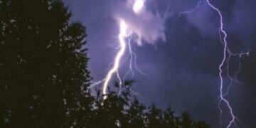 “Грози, град, шквали”: несамовита негода несеться в Україну, синоптики повідомили про сильний вітер, зливи і дощі
