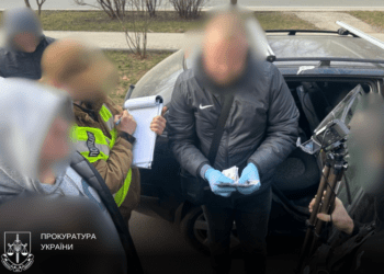На Хмельниччині двох людей підозрюють у торгівлі впливом на посадовців ТЦК