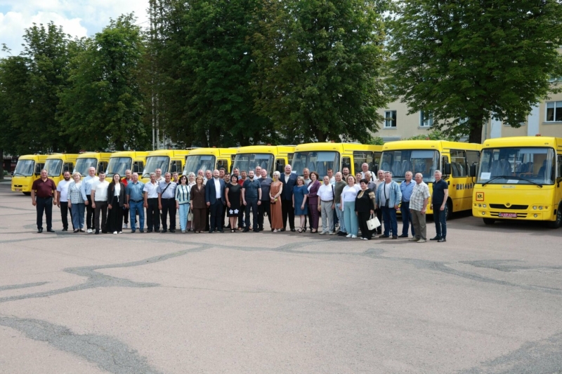 Громади Хмельниччини отримали 15 нових шкільних автобусів