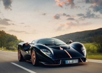 Новий розкішний суперкар De Tomaso P72 Aurelian Night вражає поєднанням темно-синього кузова та рожевого золота (ФОТО)