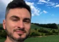Диво-камінь із розп’яттям і слідами чорта: відомий тревел-блогер відвідав загадкове місце на Тернопільщині (ВІДЕО)