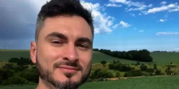 Диво-камінь із розп’яттям і слідами чорта: відомий тревел-блогер відвідав загадкове місце на Тернопільщині (ВІДЕО)