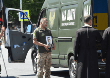 На щиті повернувся додому: у Теребовлі зустріли загиблого воїна (ФОТО)