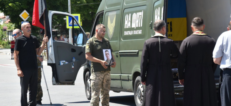 На щиті повернувся додому: у Теребовлі зустріли загиблого воїна (ФОТО)