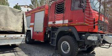 У Запоріжжі ворожий дрон атакував будівлю ДСНС: пошкоджено службові авто