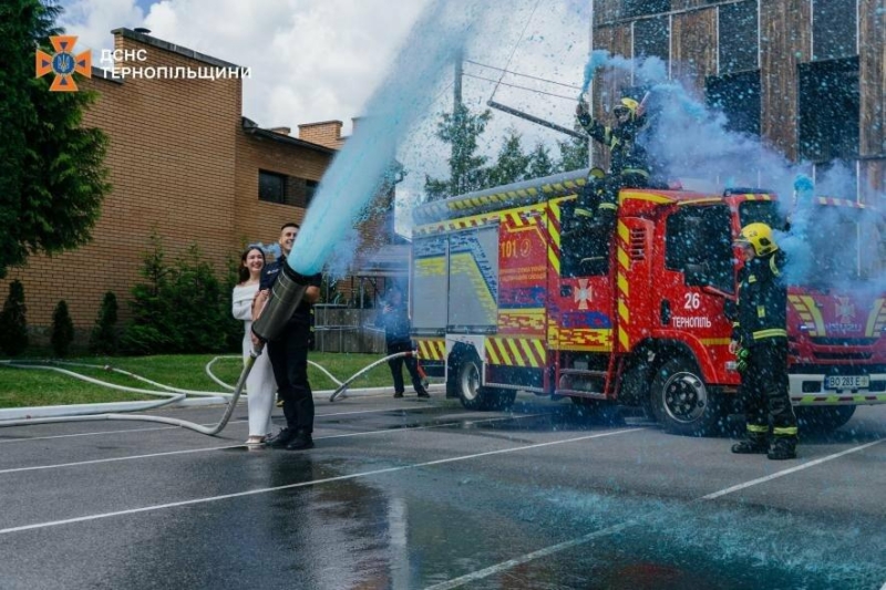 "Буде хлопчик!": у пожежній частині Тернополя провели незвичайну гендер-паті (відео)