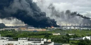 Після масштабної атаки десятків дронів горить Москва: уражено НПЗ та торговельний центр, – ФОТО, ВІДЕО