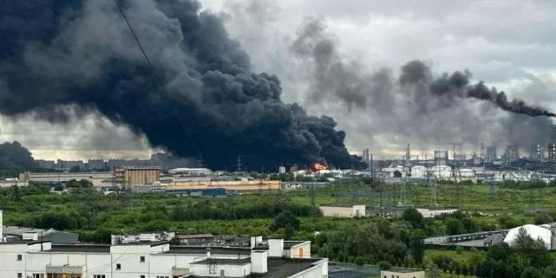 Після масштабної атаки десятків дронів горить Москва: уражено НПЗ та торговельний центр, - ФОТО, ВІДЕО