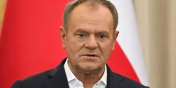 Туск незадоволено відреагував на переліт Зеленського в обхід Польщі на тлі скандалу через УПА