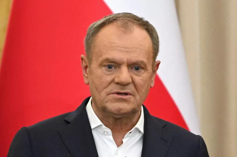 Туск незадоволено відреагував на переліт Зеленського в обхід Польщі на тлі скандалу через УПА