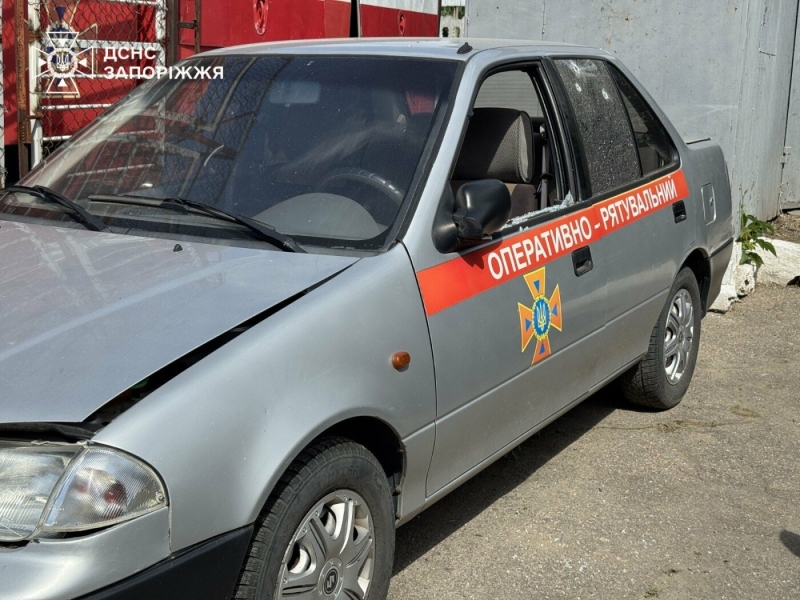 У Запоріжжі ворожий дрон атакував будівлю ДСНС: пошкоджено службові авто