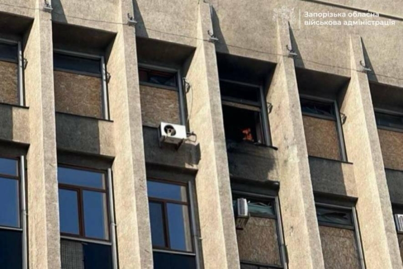 Російський дрон влучив у будівлю Запорізької ОДА: сталася пожежа