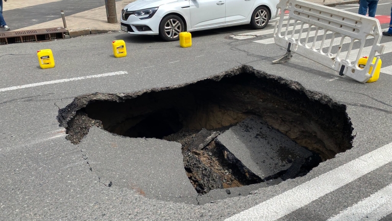 У центрі Києва вдруге за день утворилося провалля на дорозі (фото)