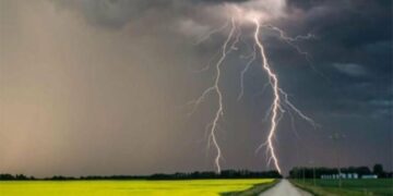 “Град, шквали до 15 — 20 м/с і гроза”: в Україну сунуть потужна негода і дощ, синоптики зробили прогноз на нові часи