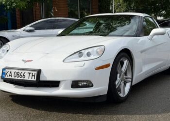 Лише 101 км: 18-річний Chevrolet Corvette C6 у стані капсули часу продають у Києві (ФОТО)