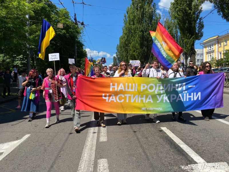 На Майдані люди протестують проти маршу на підтримку ЛГБТ-спільноти
