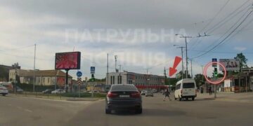 У Запоріжжі патрульні притягнули до відповідальності чоловіка, який перебігав дорогу на червоний сигнал світлофора