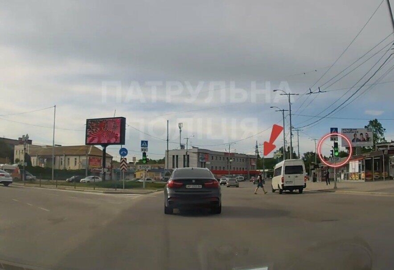 У Запоріжжі патрульні притягнули до відповідальності чоловіка, який перебігав дорогу на червоний сигнал світлофора