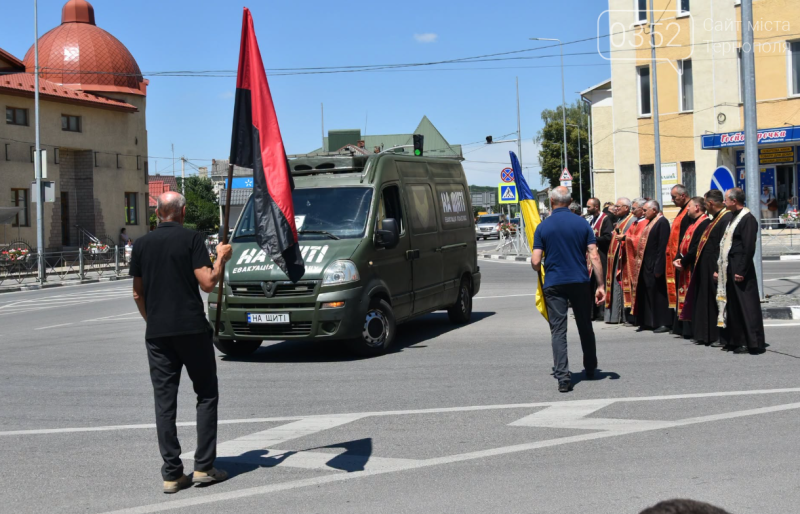 На щиті повернувся додому: у Теребовлі зустріли загиблого воїна (ФОТО)
