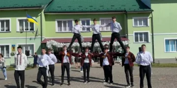Замість вальсу – гуцульський аркан: випускники з Прикарпаття підкорили Мережу (ВІДЕО)