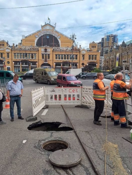 У центрі Києва вдруге за день утворилося провалля на дорозі (фото)