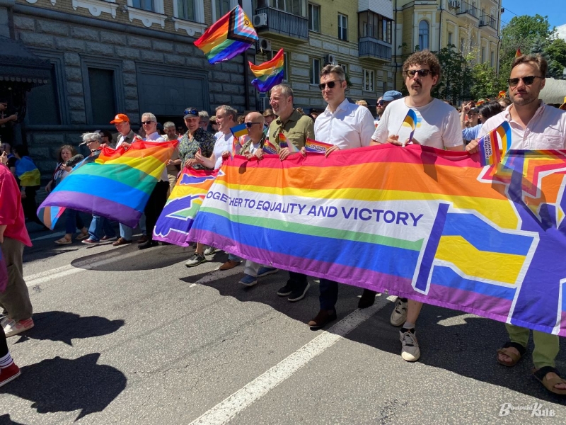 На Майдані люди протестують проти маршу на підтримку ЛГБТ-спільноти